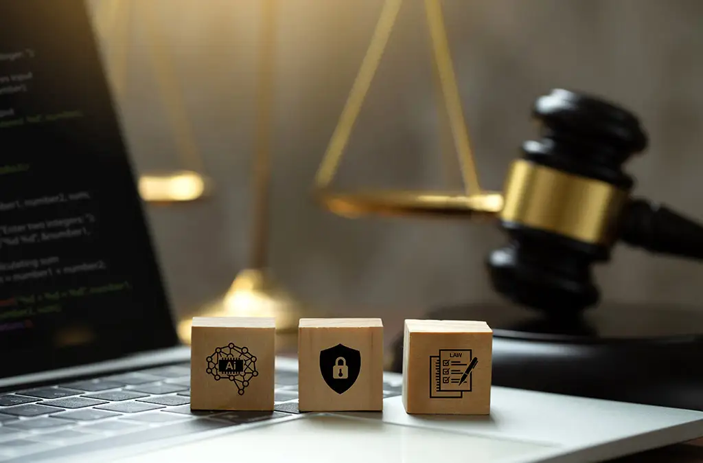 Rechtssymbole wie Richterhammer und Waage im Hintergrund, davor Holzwürfel mit wissenschaftlichen Symbolen