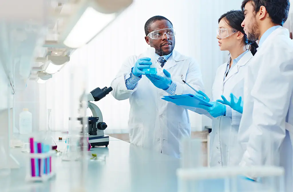 Laboranten tauschen sich in einem Labor miteinander aus